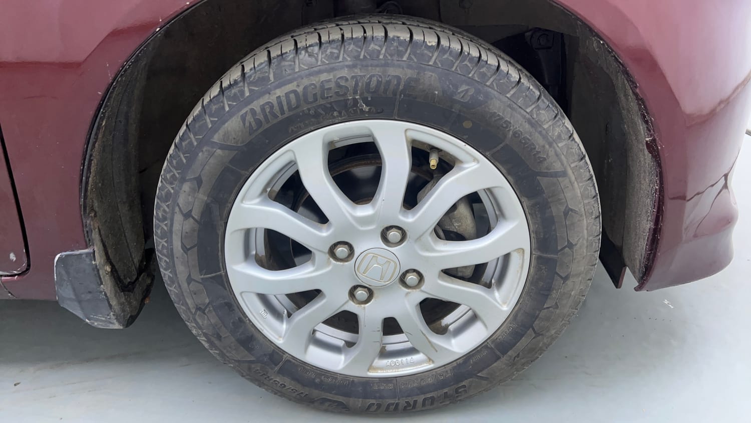 Used 2015 Honda Amaze 1.2 VX  (O)  i-VTEC Petrol Manual tyres RIGHT FRONT TYRE RIM VIEW