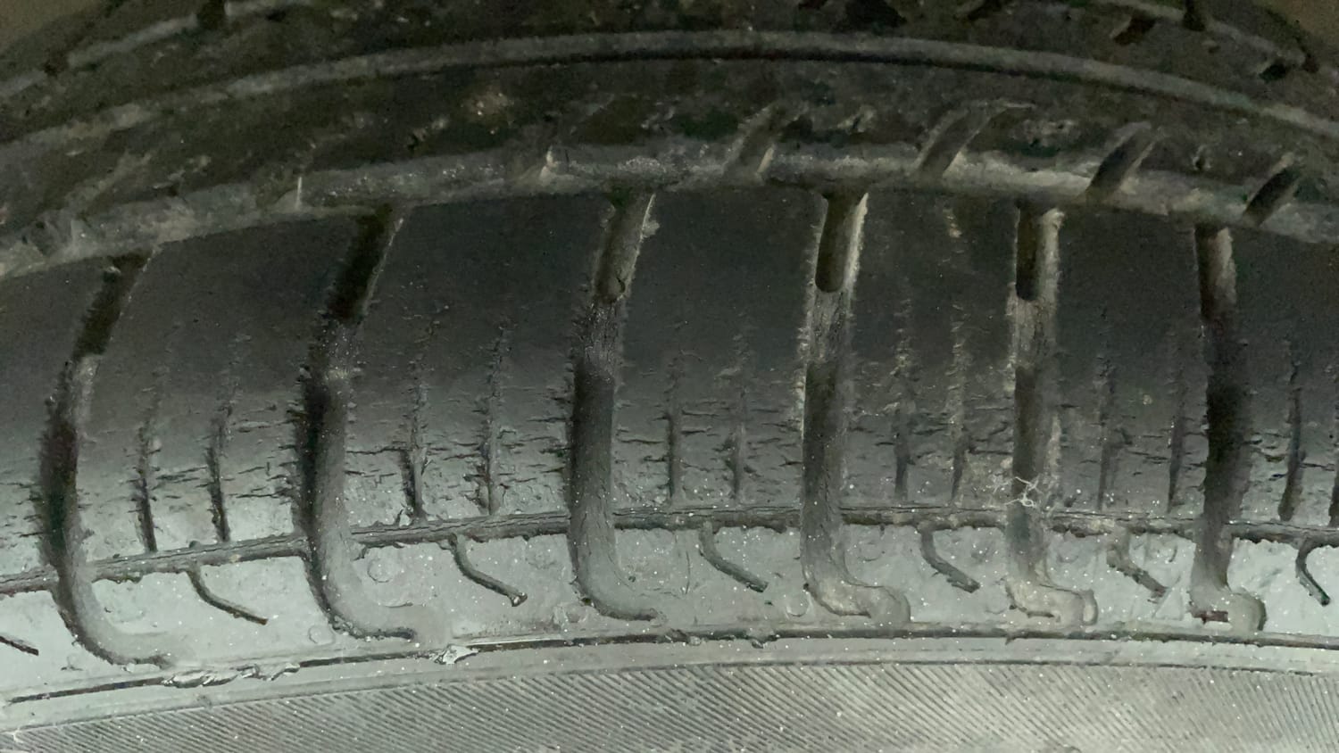 Used 2013 Maruti Suzuki Ritz Vxi BS-IV Petrol Manual tyres LEFT FRONT TYRE TREAD VIEW