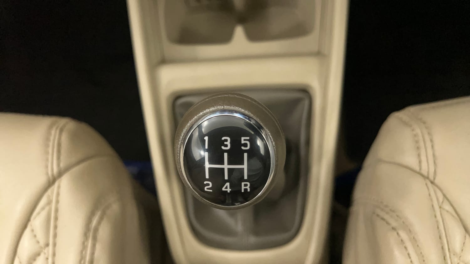 Used 2023 Maruti Suzuki Ertiga ZXi Plus Petrol Manual interior GEAR  KNOB VIEW