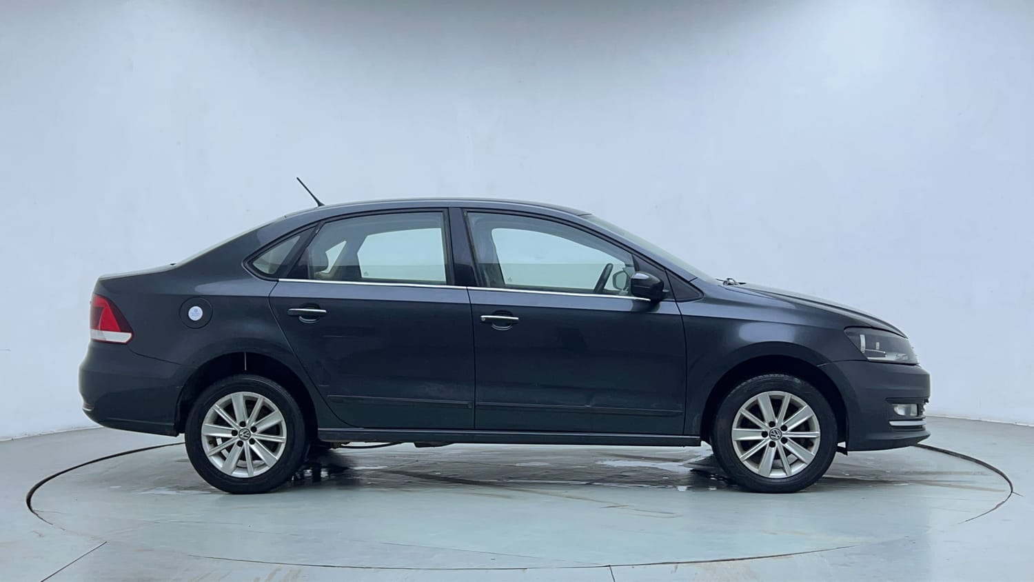 Used 2016 Volkswagen Vento Highline Petrol AT Petrol Automatic exterior RIGHT SIDE VIEW