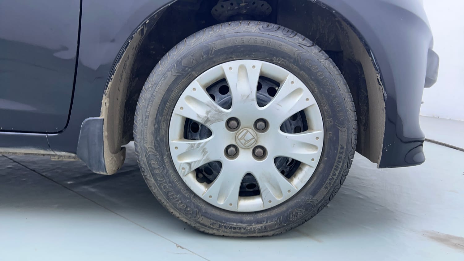 Used 2014 Honda Brio S MT Petrol Manual tyres RIGHT FRONT TYRE RIM VIEW
