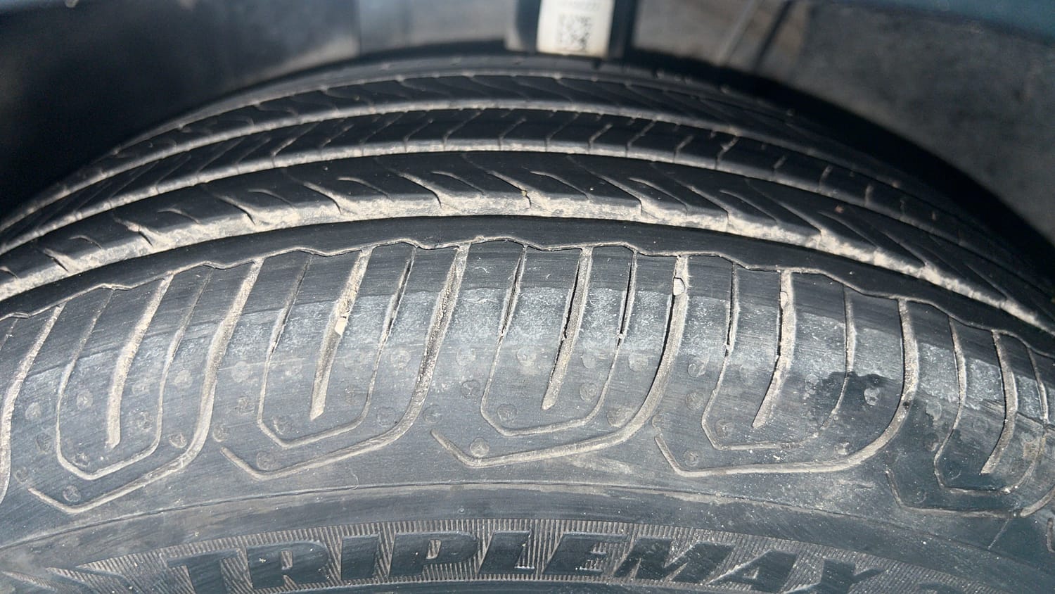 Used 2023 Skoda Slavia Style 1.0L TSI MT Petrol Manual tyres LEFT FRONT TYRE TREAD VIEW