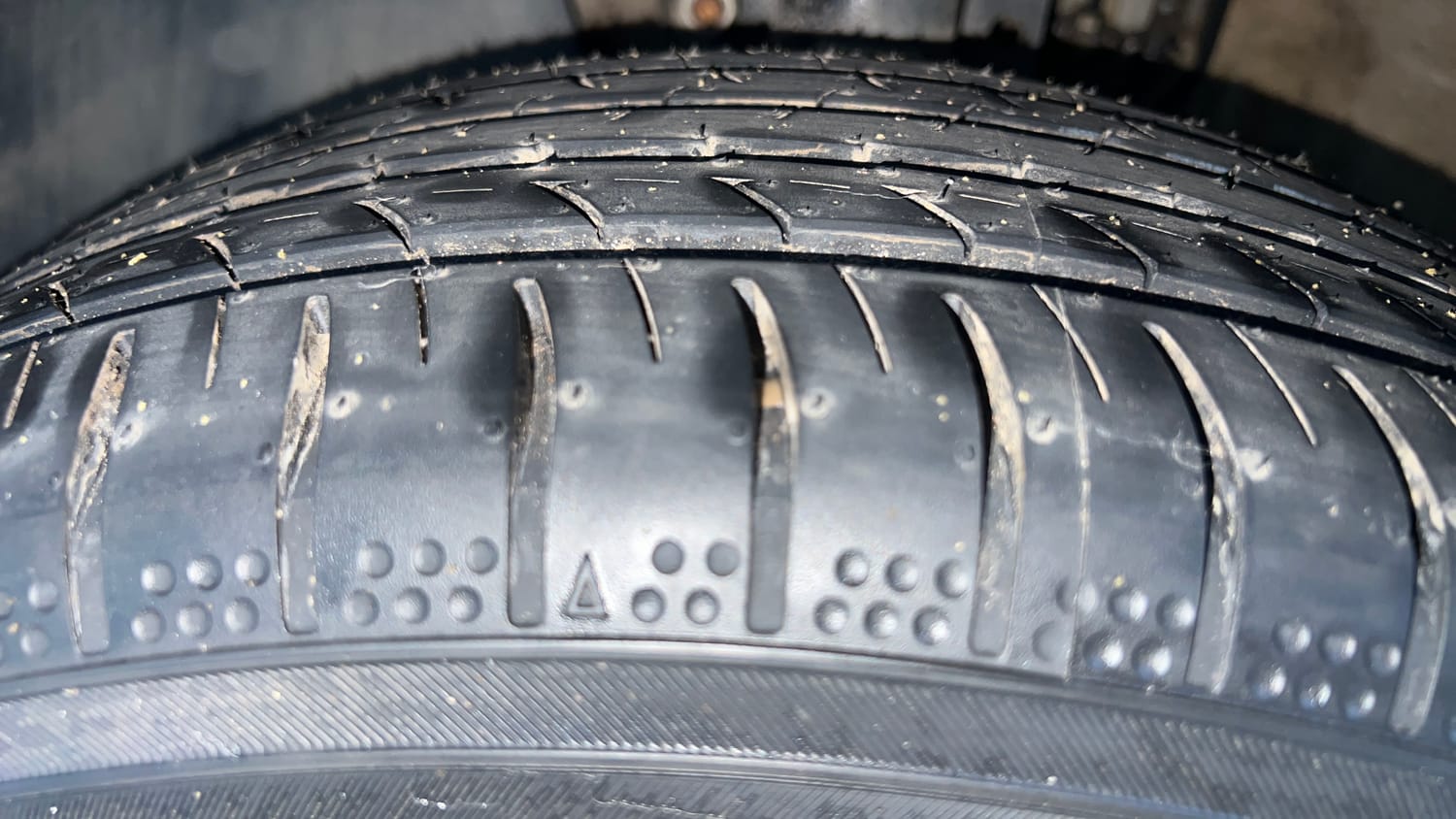Used 2016 Volkswagen Vento Highline Petrol AT Petrol Automatic tyres LEFT FRONT TYRE TREAD VIEW