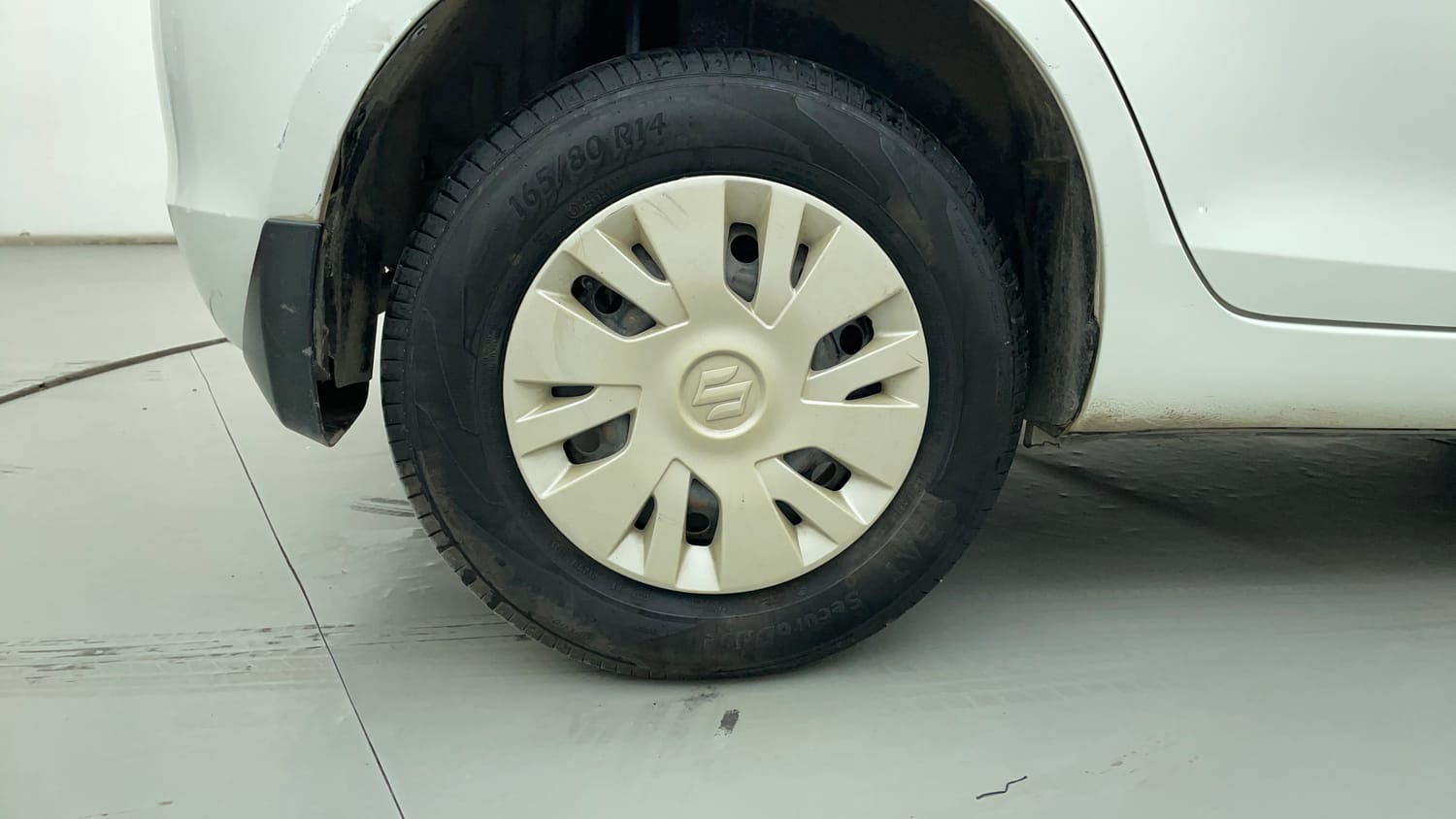 Used 2014 Maruti Suzuki Swift VXi Petrol Manual tyres RIGHT REAR TYRE RIM VIEW