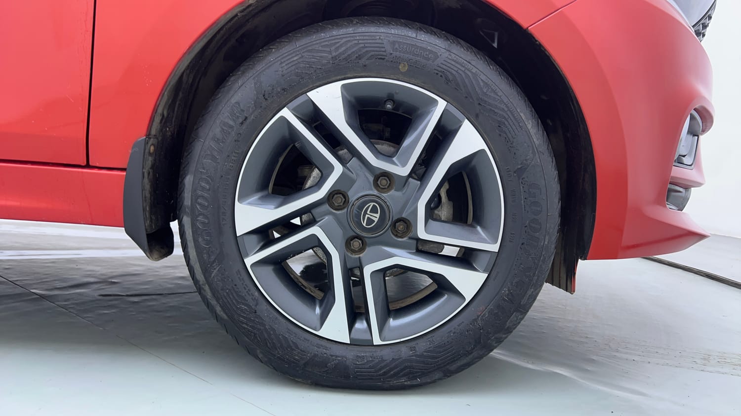 Used 2020 Tata Tiago XZA Plus Dual Tone Petrol Automatic tyres RIGHT FRONT TYRE RIM VIEW