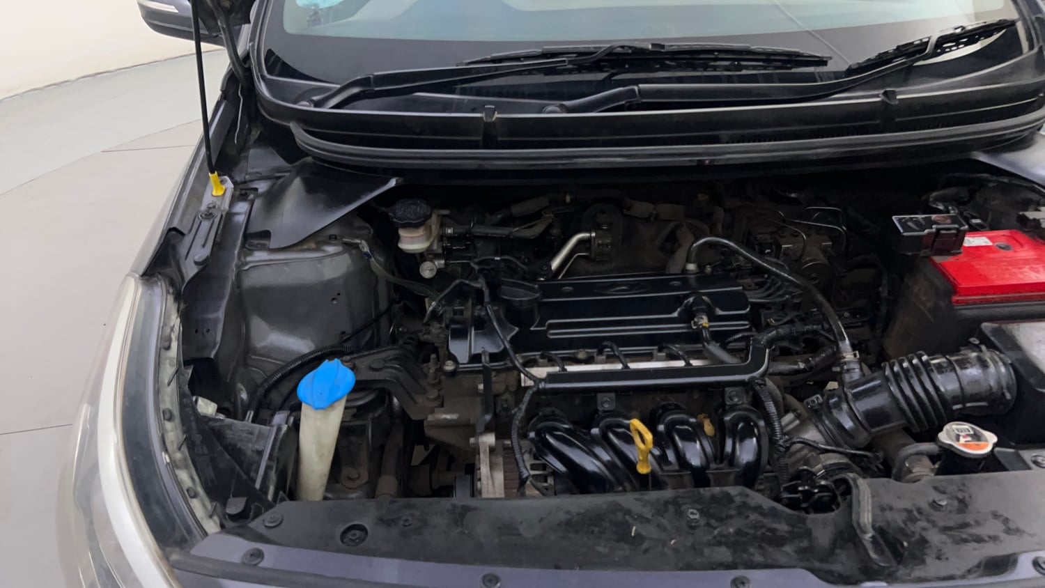 Used 2015 Hyundai Elite i20 Asta 1.2 Petrol Manual engine ENGINE RIGHT SIDE HINGE & APRON VIEW