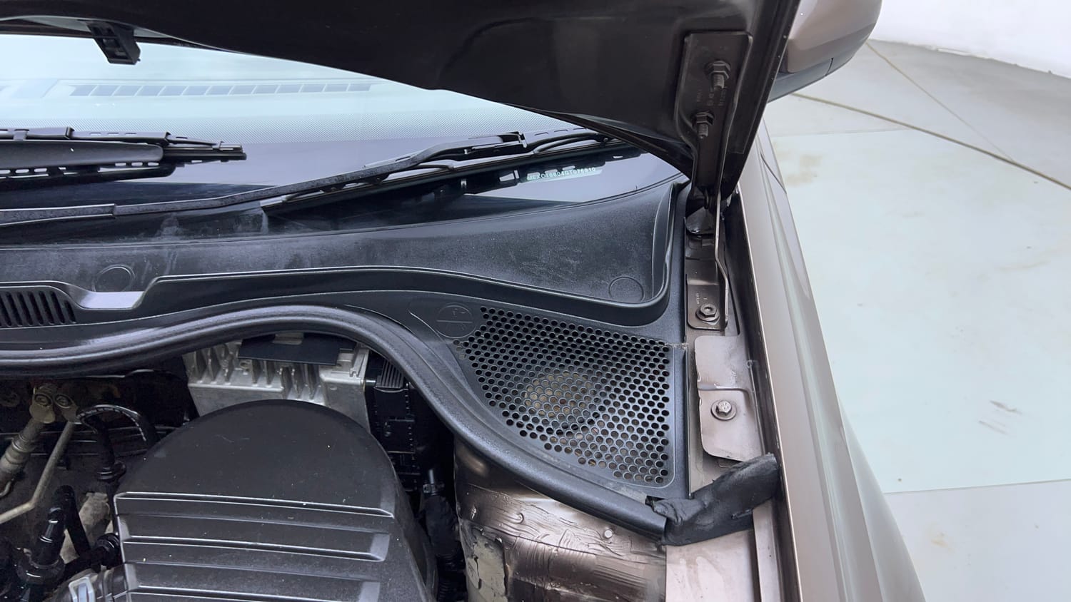 Used 2016 Volkswagen Vento Highline Petrol AT Petrol Automatic engine ENGINE LEFT SIDE HINGE & APRON VIEW