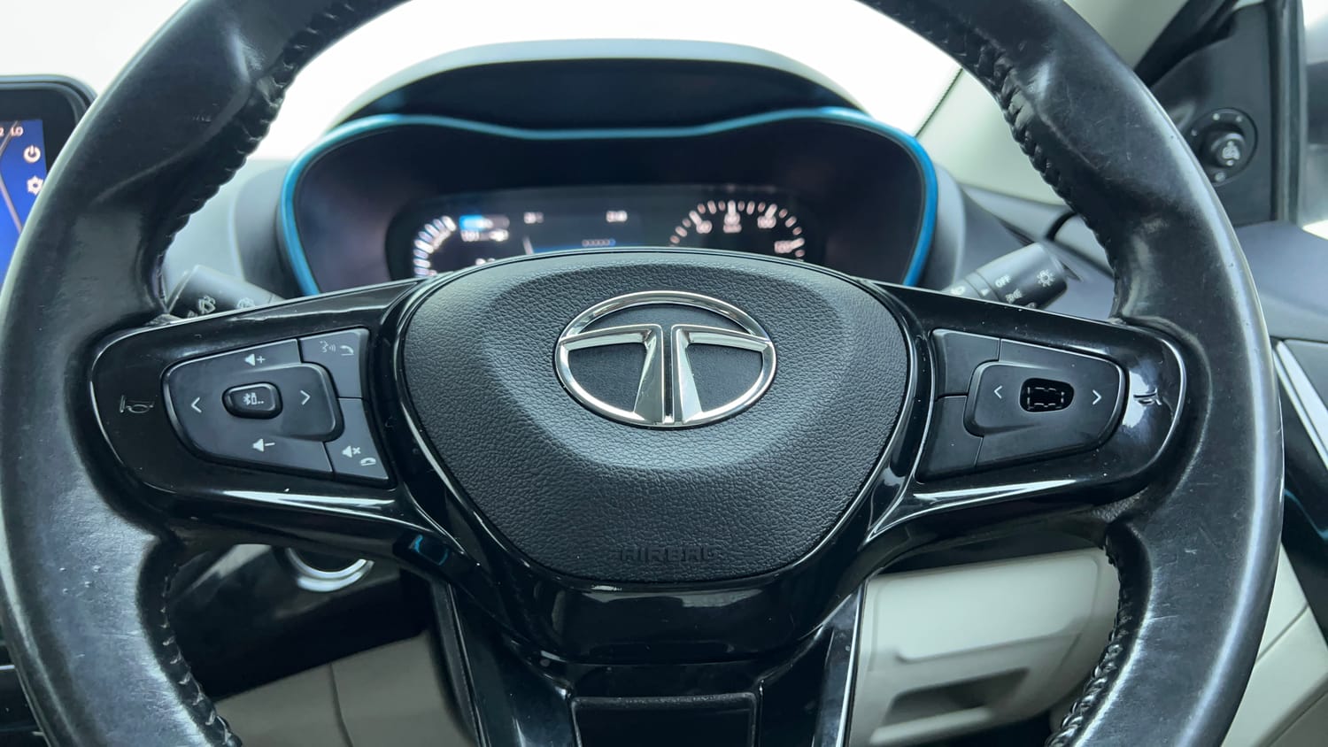 Used 2021 Tata Nexon EV XZ Plus Electric Automatic top_features Airbags