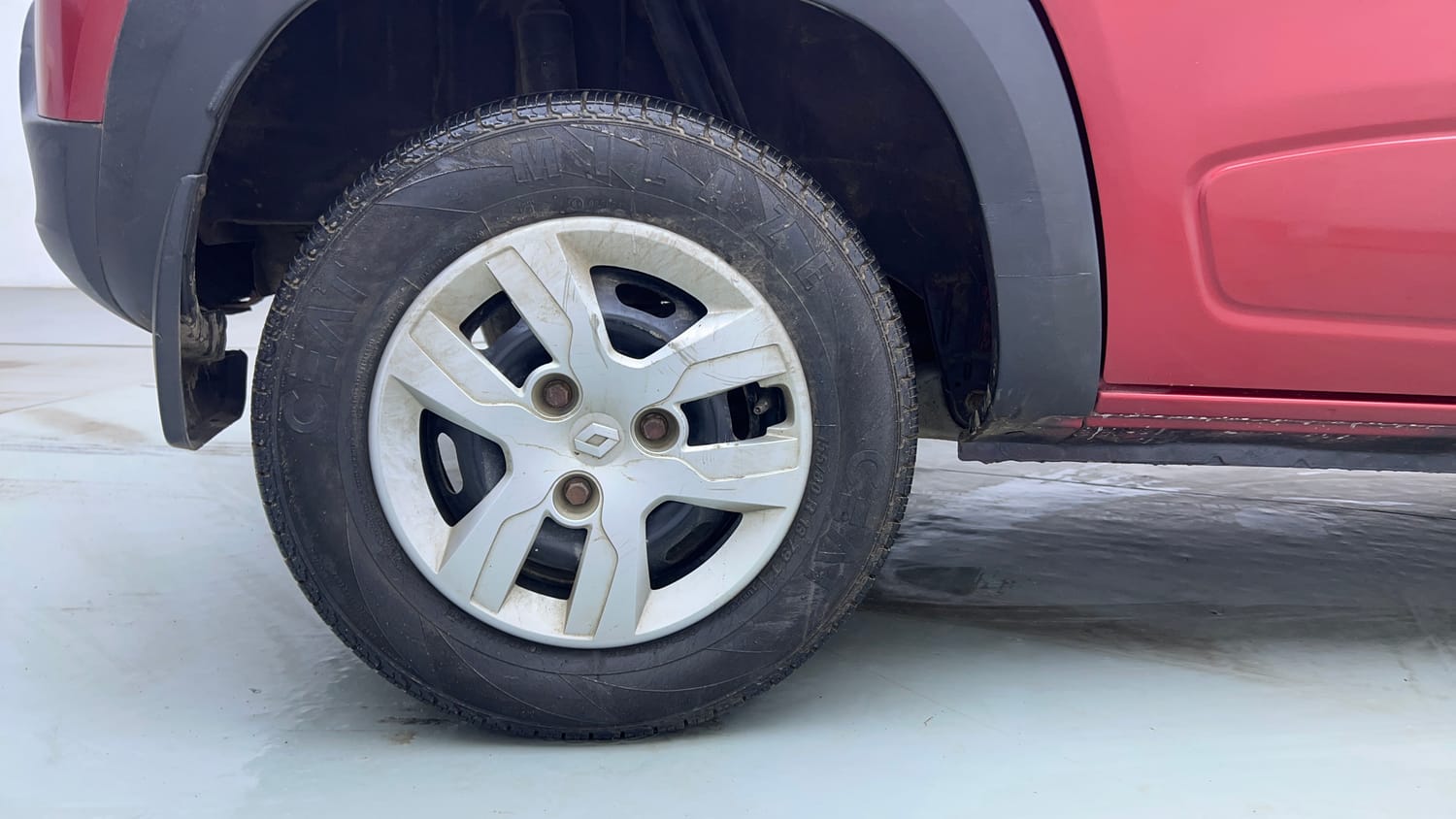 Used 2019 Renault Kwid RXT (O) 1.0 SCE Edition Petrol Manual tyres RIGHT REAR TYRE RIM VIEW