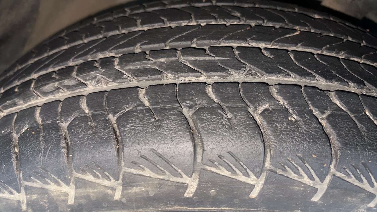 Used 2022 Hyundai Alcazar Signature (O) 6 STR 1.5 Diesel AT Diesel Automatic tyres RIGHT FRONT TYRE TREAD VIEW