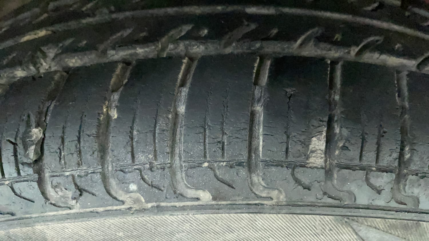 Used 2013 Maruti Suzuki Ritz Vxi BS-IV Petrol Manual tyres RIGHT FRONT TYRE TREAD VIEW