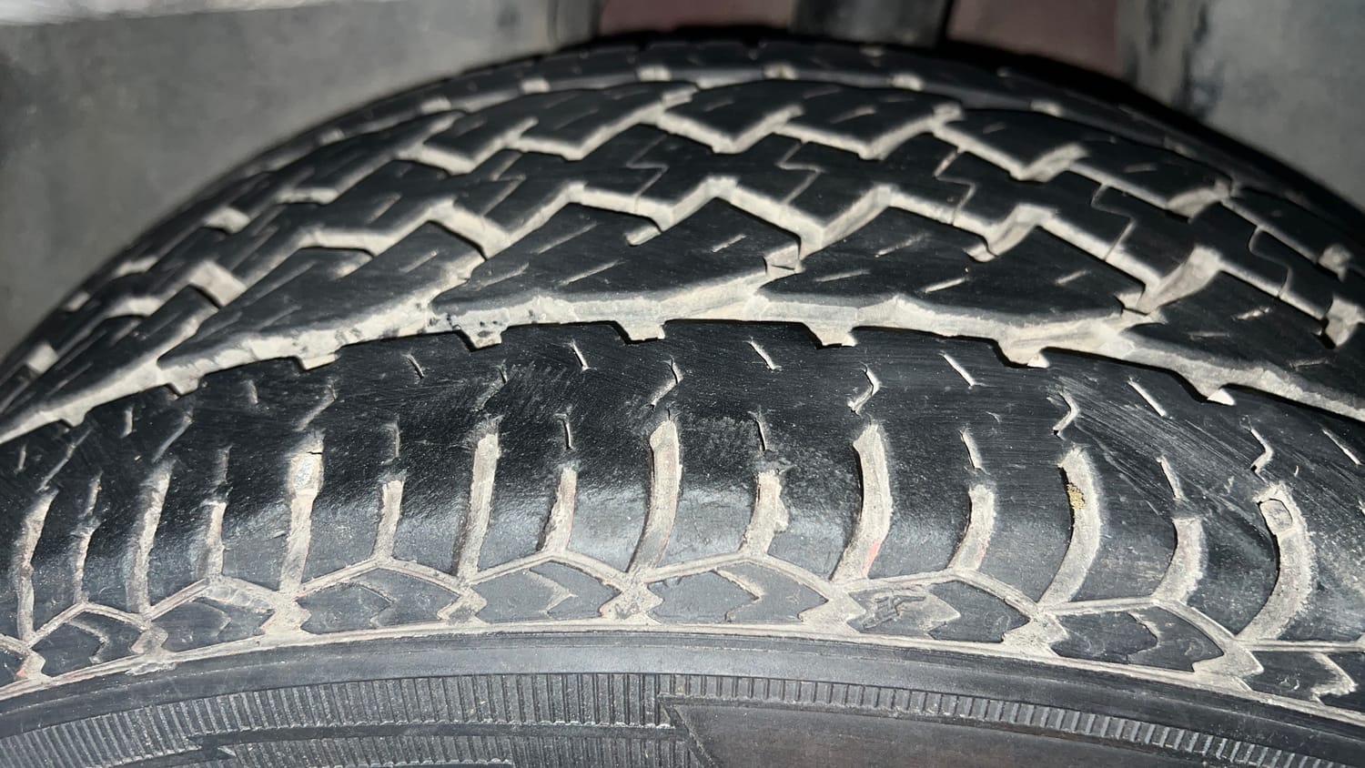 Used 2019 Jeep Compass Limited 1.4 Petrol AT Petrol Automatic tyres LEFT REAR TYRE TREAD VIEW