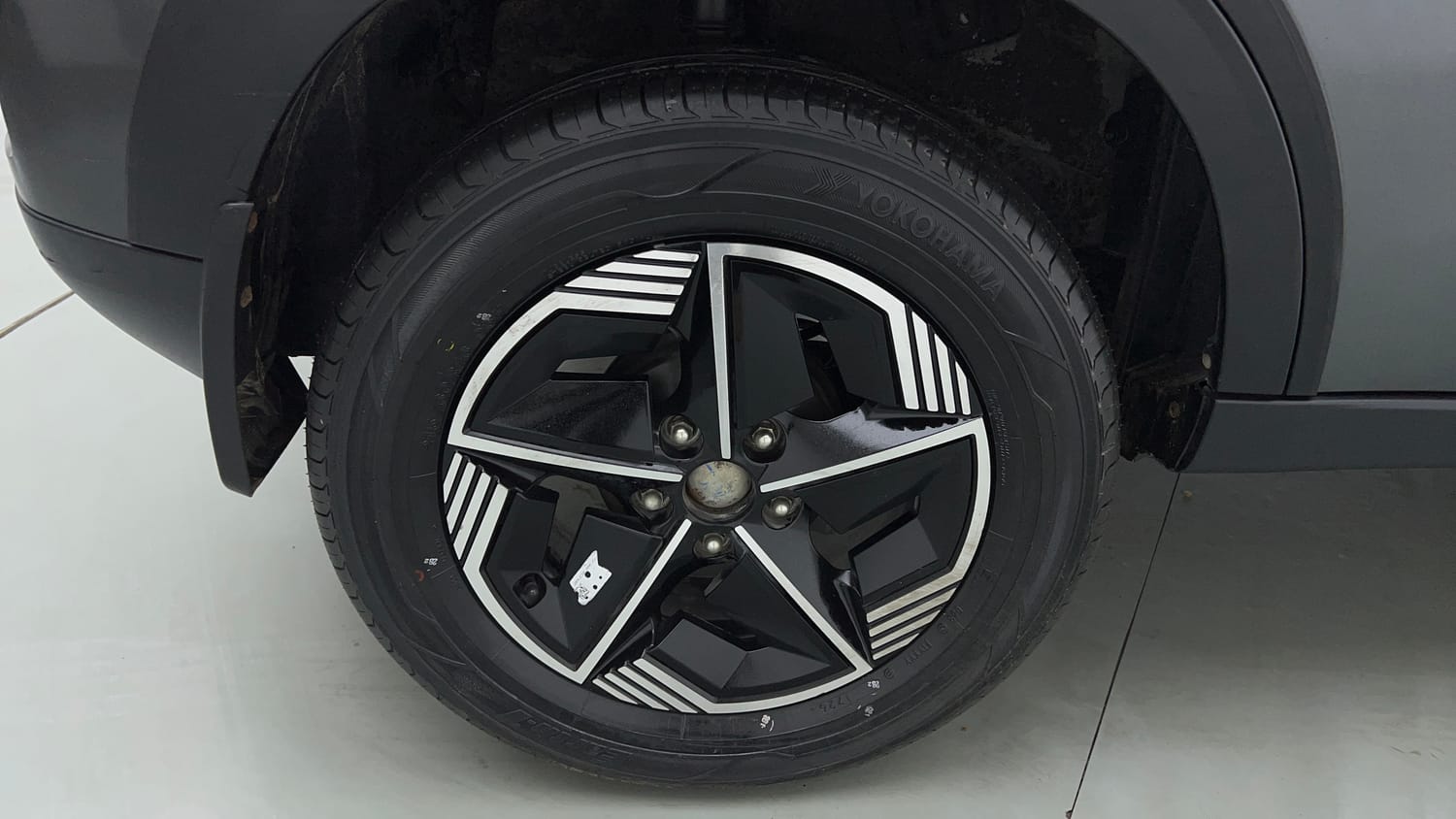 Used 2024 tata Nexon Fearless S 1.2 Revotron Petrol 7DCA Dual Tone Petrol Automatic tyres RIGHT REAR TYRE RIM VIEW