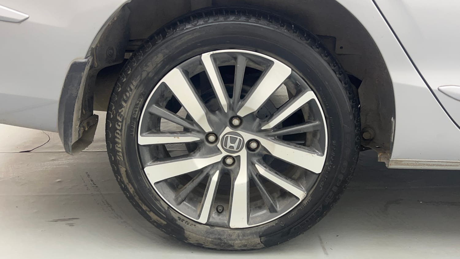 Used 2022 Honda City VX CVT Petrol Petrol Automatic tyres RIGHT REAR TYRE RIM VIEW