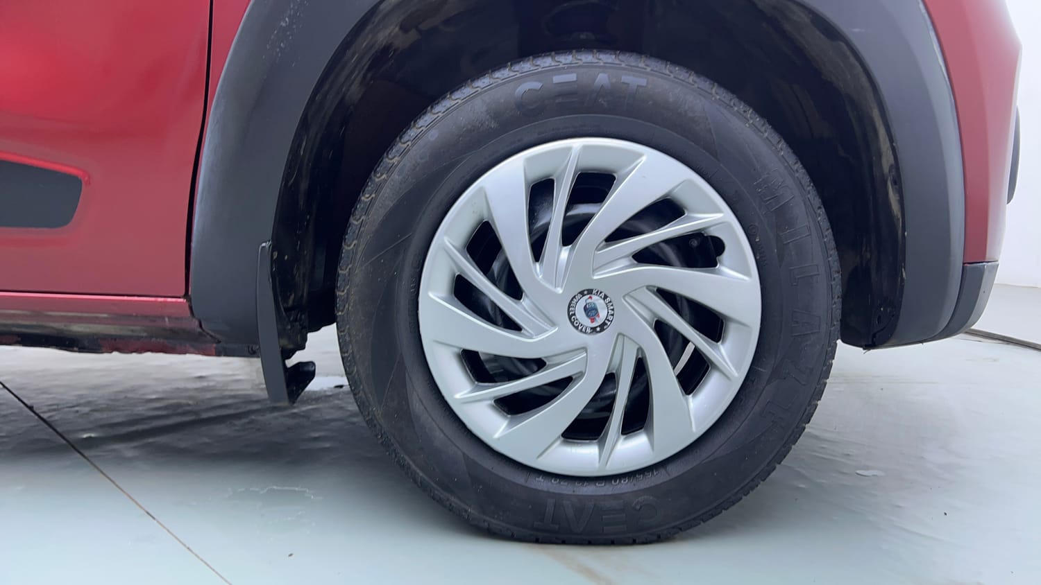 Used 2016 Renault Kwid RXT Petrol Manual tyres RIGHT FRONT TYRE RIM VIEW