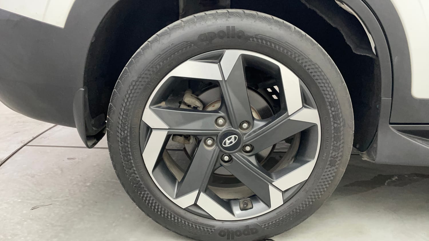 Used 2021 Hyundai Alcazar Platinum (O) 6 STR 2.0 Petrol AT Petrol Automatic tyres RIGHT REAR TYRE RIM VIEW