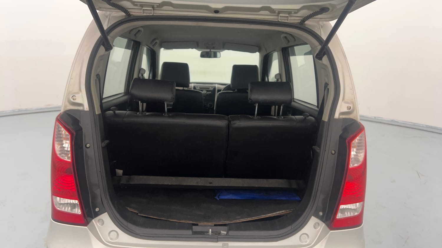 Used 2013 Maruti Suzuki Wagon R 1.0 VXi Petrol Manual interior DICKY INSIDE VIEW