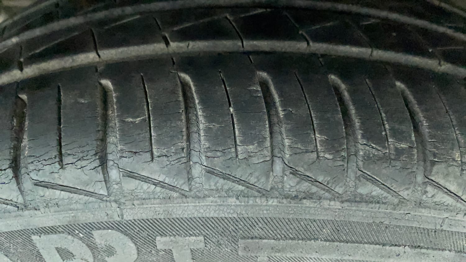 Used 2020 Hyundai Grand i10 Nios Sportz AMT 1.2 Kappa VTVT Petrol Automatic tyres RIGHT REAR TYRE TREAD VIEW