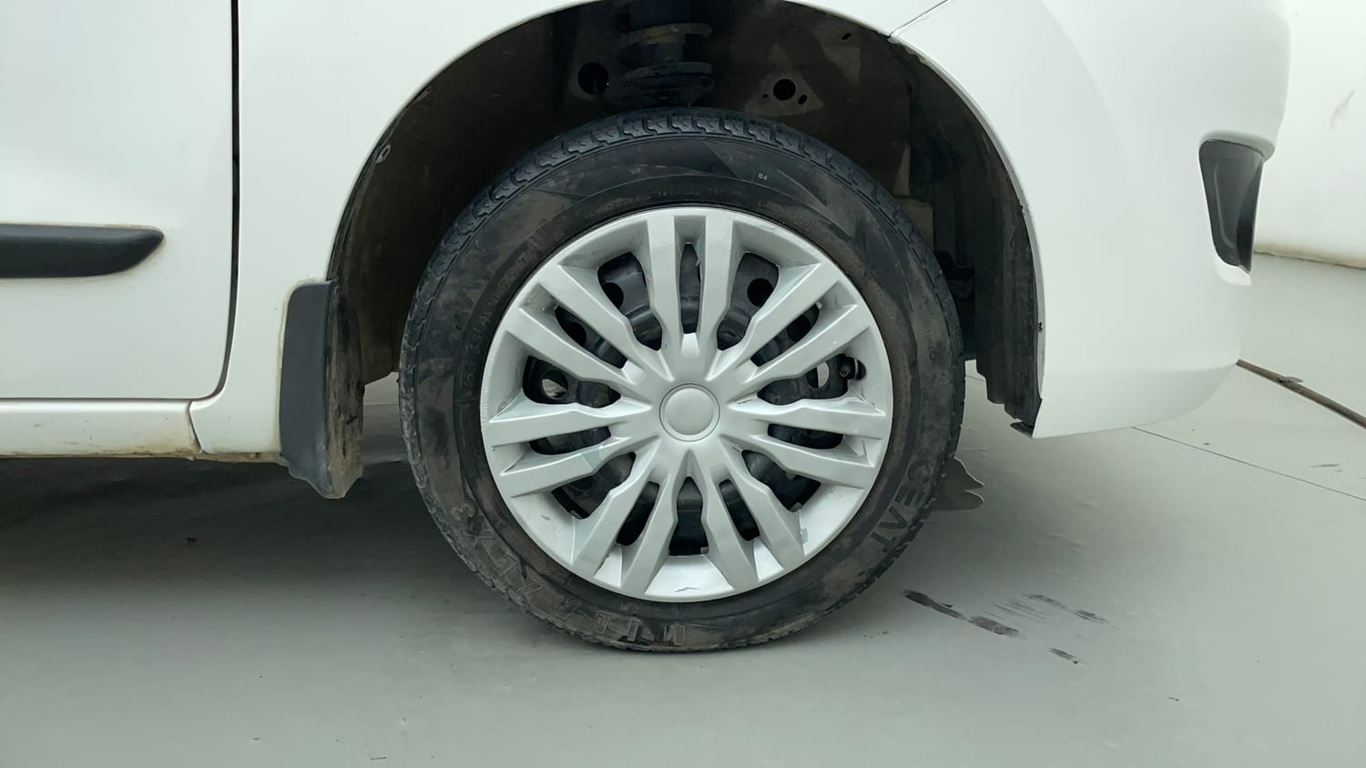 Used 2016 Maruti Suzuki Wagon R 1.0 VXI AMT Petrol Automatic tyres RIGHT FRONT TYRE RIM VIEW