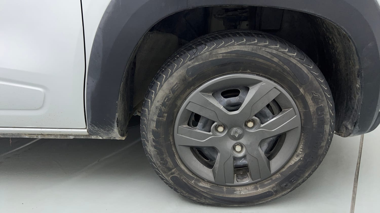 Used 2020 Renault Kwid 1.0 RXT AMT Opt Petrol Automatic tyres RIGHT FRONT TYRE RIM VIEW