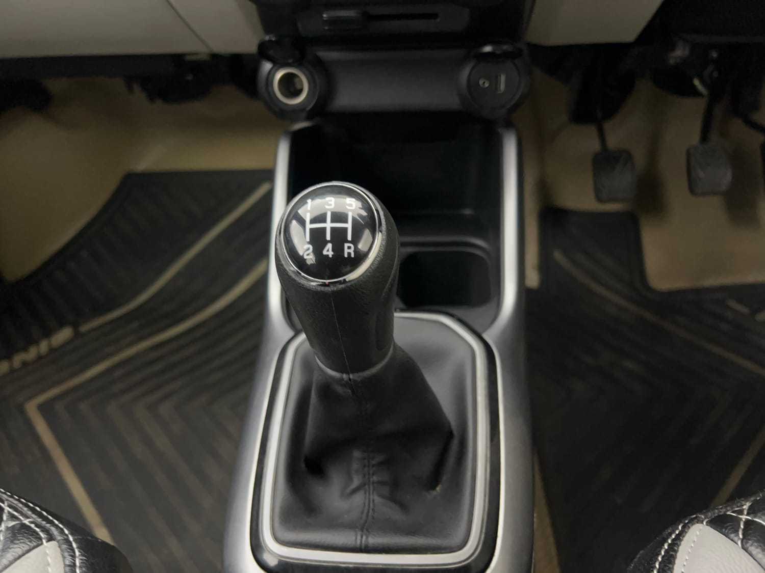 Used 2023 Maruti Suzuki Ignis Zeta 1.2 MT Petrol Manual interior GEAR  KNOB VIEW