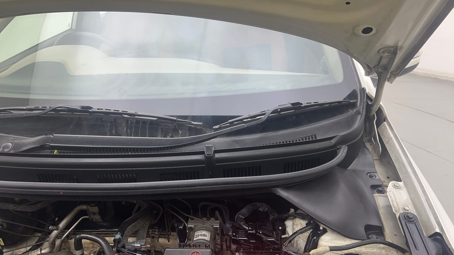 Used 2019 Hyundai Elite i20 Asta 1.2 (O) Petrol Manual engine ENGINE LEFT SIDE HINGE & APRON VIEW