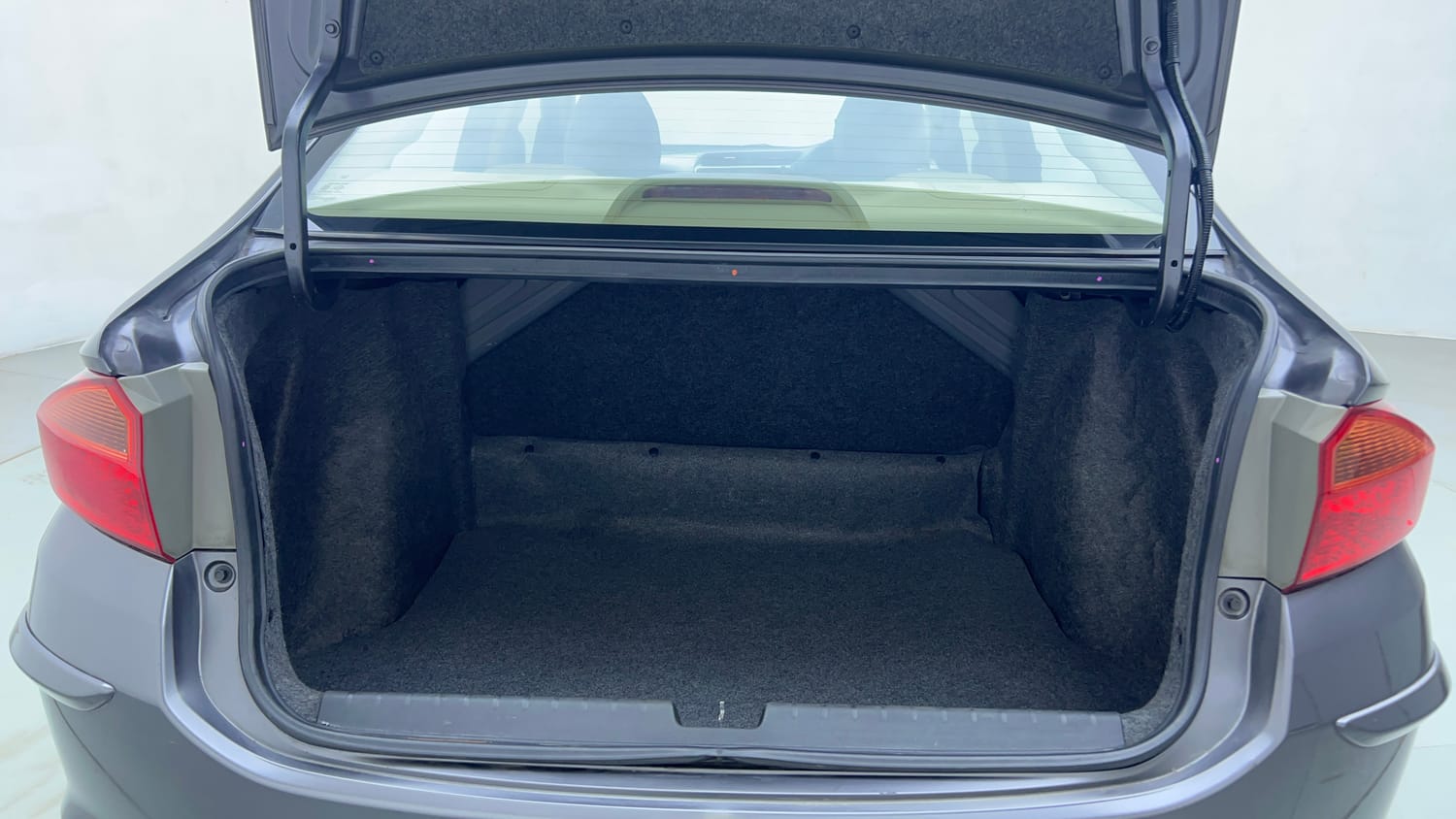 Used 2018 Honda City V Petrol Petrol Manual interior DICKY INSIDE VIEW