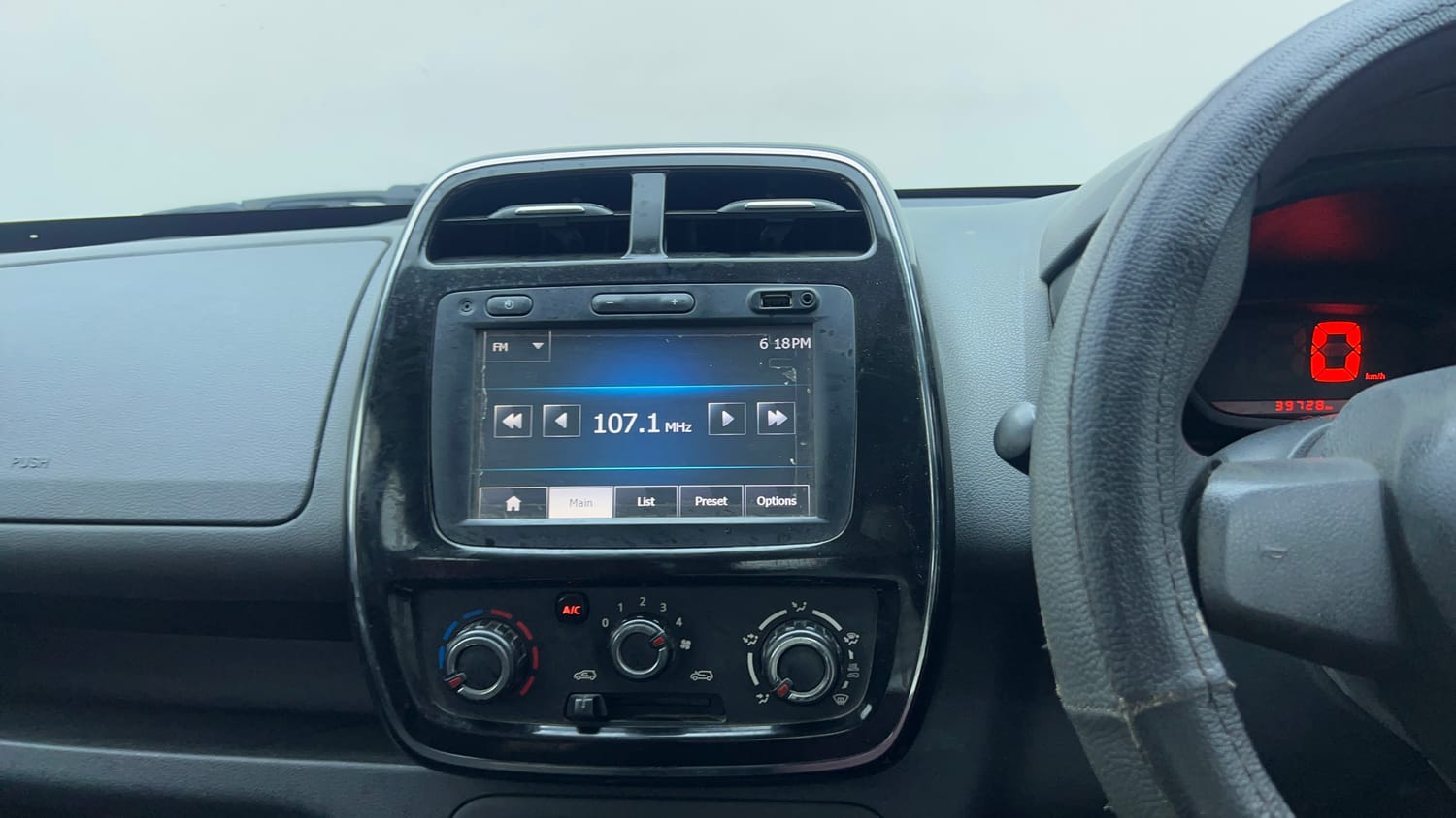 Used 2016 Renault Kwid RXT Petrol Manual top_features Integrated (in-dash) music system