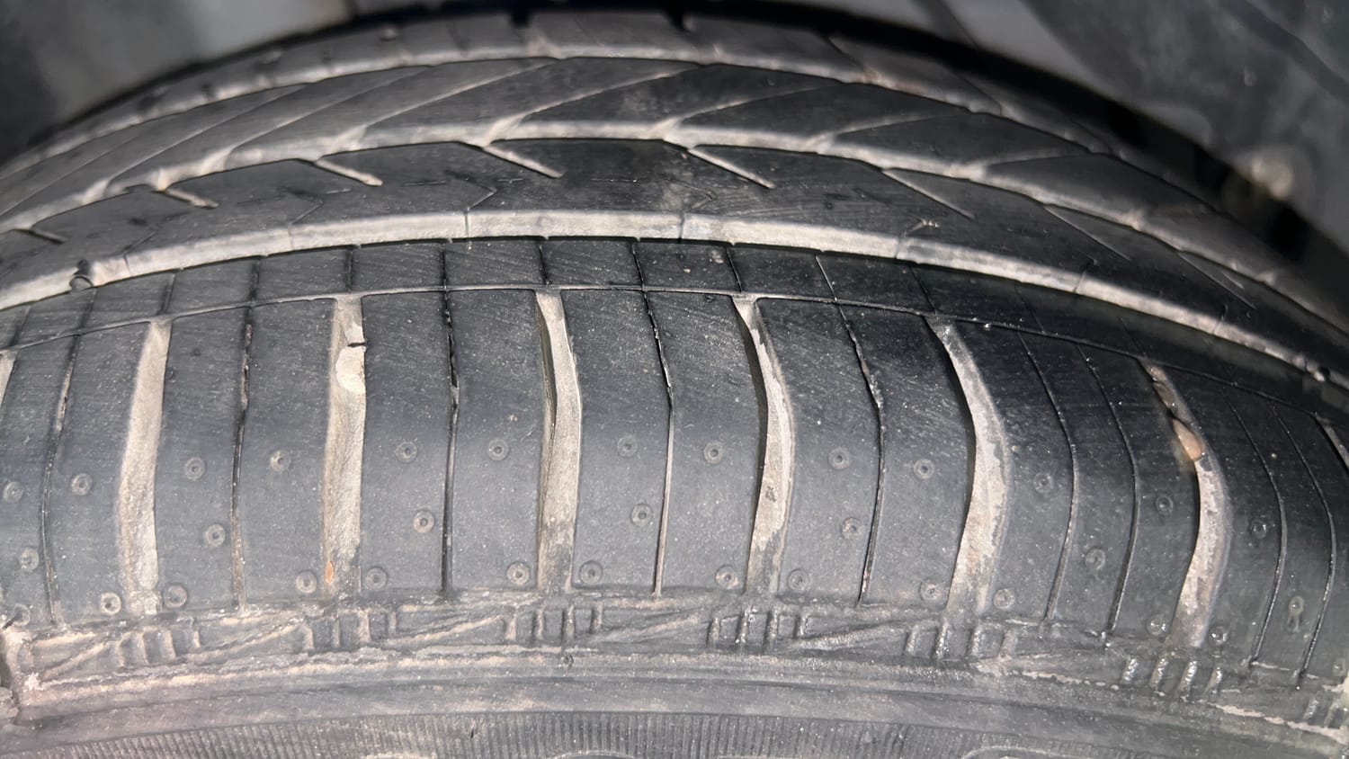 Used 2016 Ford Figo Titanium 1.5 Ti-VCT AT Petrol Automatic tyres RIGHT REAR TYRE TREAD VIEW