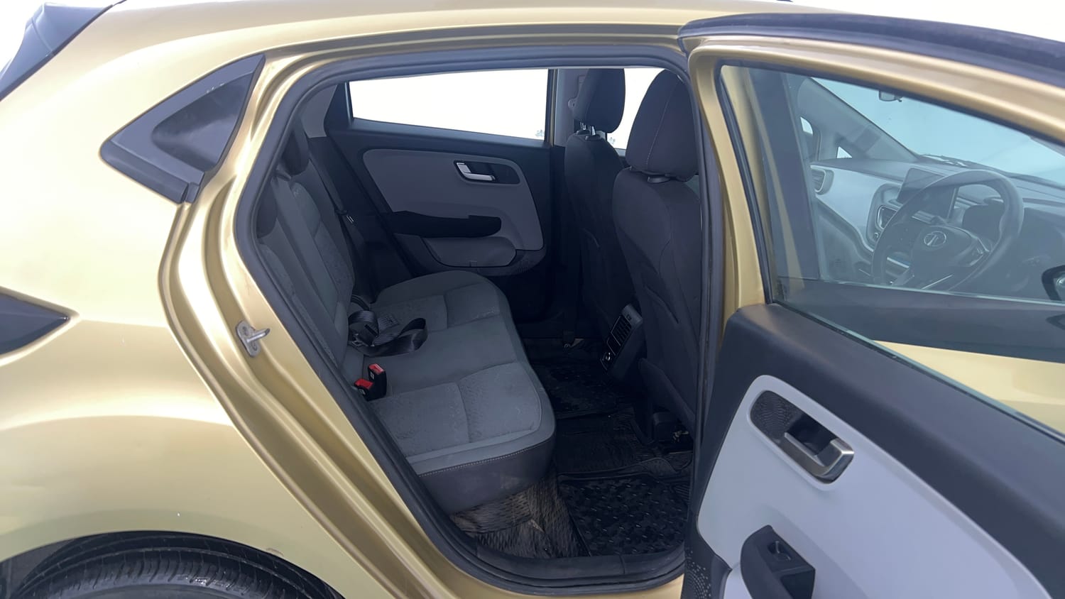 Used 2020 Tata Altroz XZ (O) Petrol Petrol Manual interior RIGHT SIDE REAR DOOR CABIN VIEW