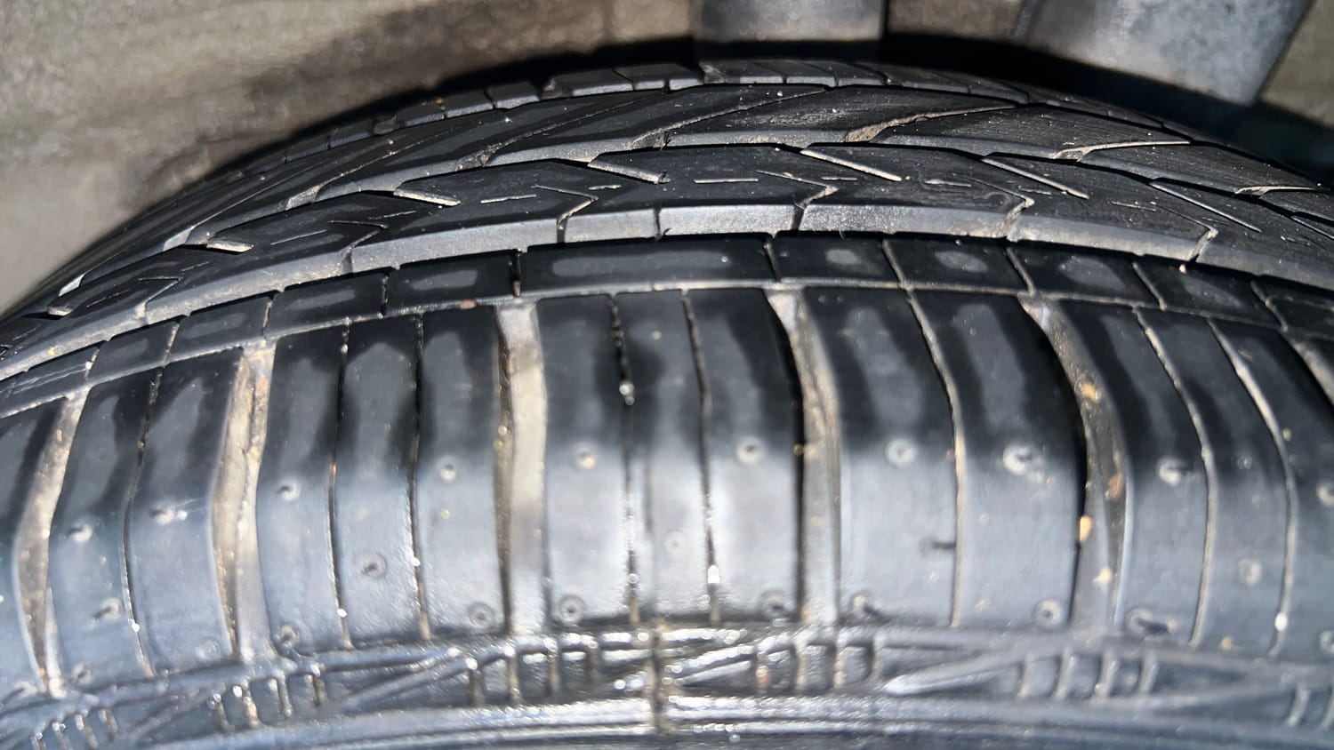 Used 2017 Hyundai Grand i10 Magna AT 1.2 Kappa VTVT Petrol Automatic tyres LEFT REAR TYRE TREAD VIEW
