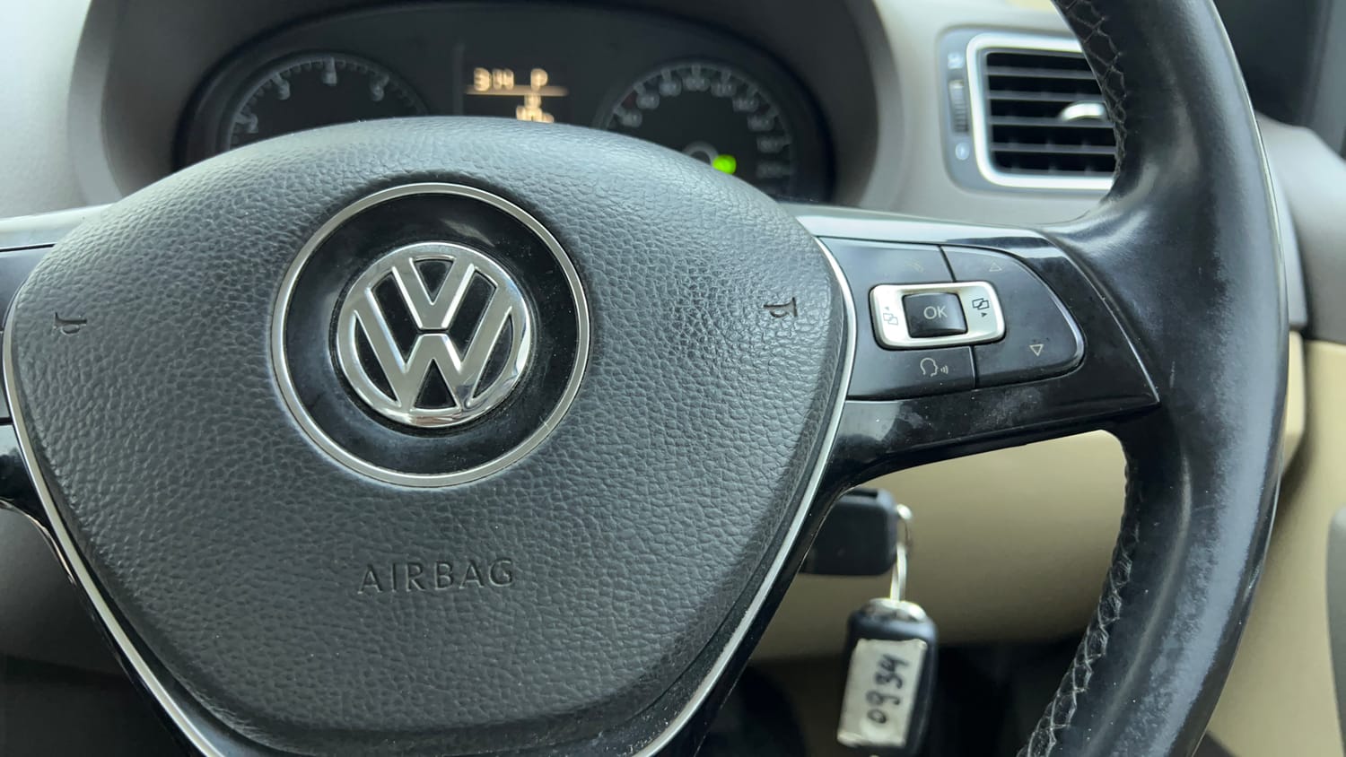 Used 2016 Volkswagen Vento Highline Petrol AT Petrol Automatic top_features Cruise control