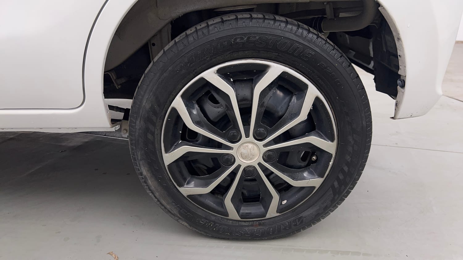 Used 2014 Maruti Suzuki Alto K10 VXi AMT Petrol Automatic tyres LEFT REAR TYRE RIM VIEW