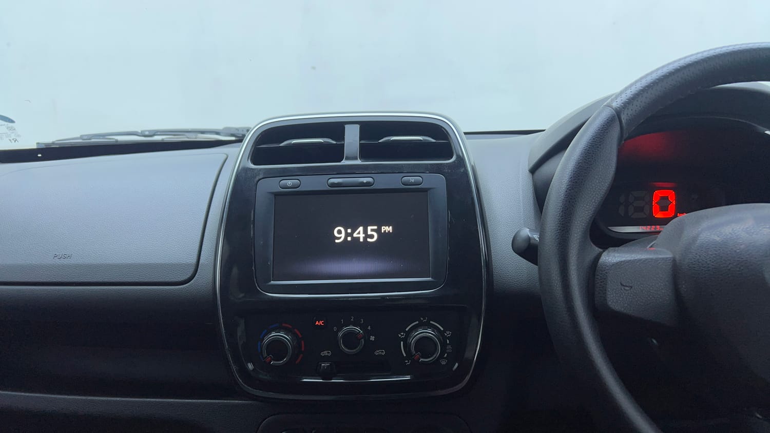 Used 2019 Renault Kwid RXT (O) 1.0 SCE Edition Petrol Manual top_features Touch screen infotainment system
