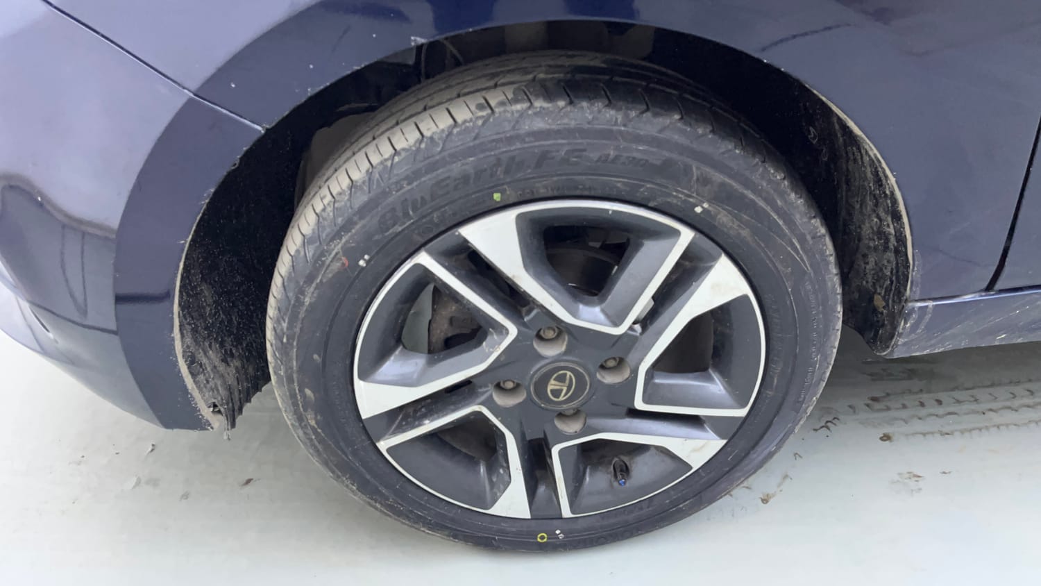 Used 2021 Tata Tigor XZA Plus Petrol Automatic tyres LEFT FRONT TYRE RIM VIEW