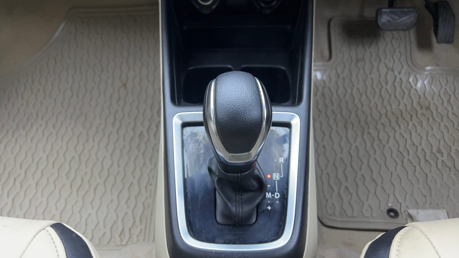Used 2017 Maruti Suzuki Dzire ZXi Plus AMT Petrol Automatic interior GEAR  KNOB VIEW