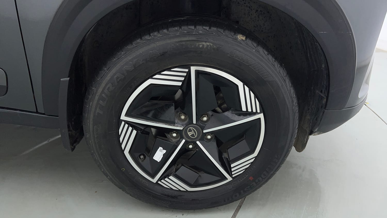 Used 2024 tata Nexon Fearless S 1.2 Revotron Petrol 7DCA Dual Tone Petrol Automatic tyres RIGHT FRONT TYRE RIM VIEW