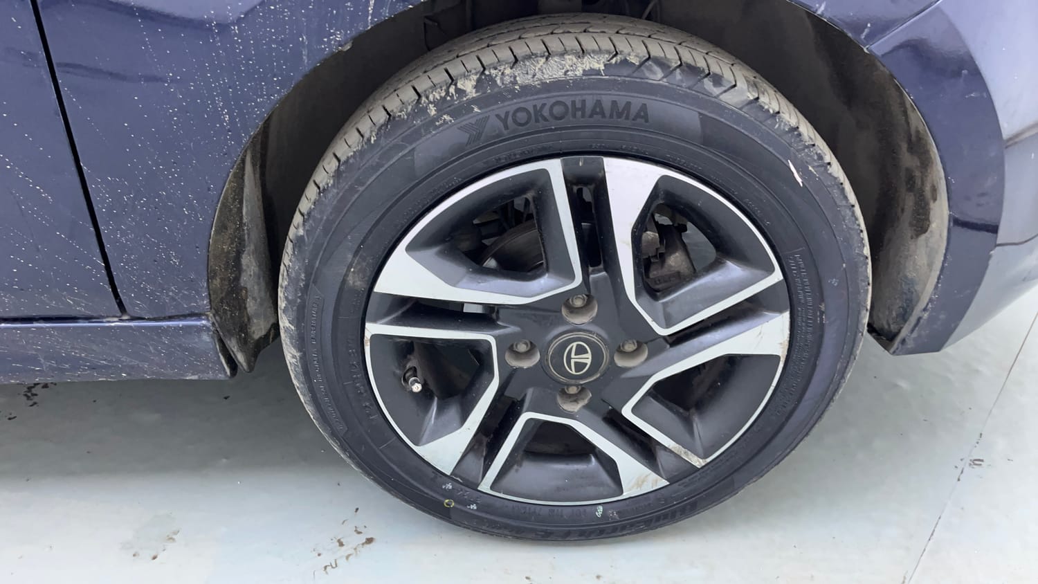 Used 2021 Tata Tigor XZA Plus Petrol Automatic tyres RIGHT FRONT TYRE RIM VIEW