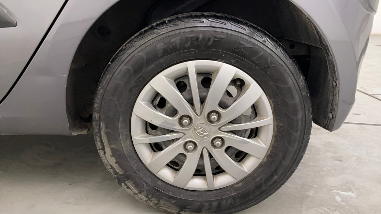 Used 2016 Hyundai i10 Sportz 1.1 iRDE2 Petrol Manual tyres LEFT REAR TYRE RIM VIEW