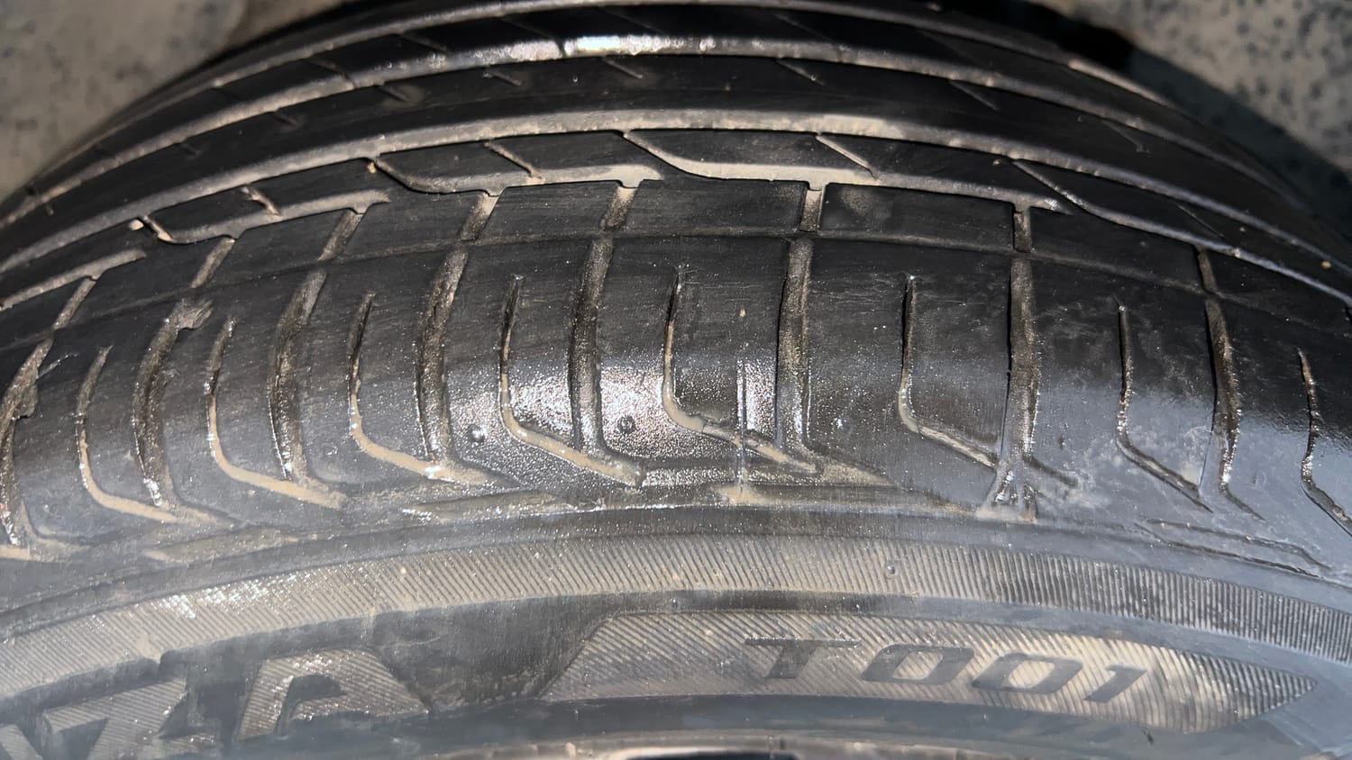 Used 2024 tata Nexon Fearless S 1.2 Revotron Petrol 7DCA Dual Tone Petrol Automatic tyres RIGHT FRONT TYRE TREAD VIEW