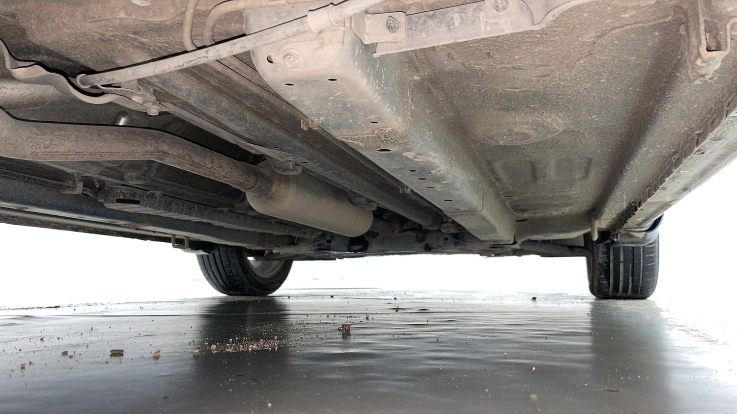 Used 2018 Maruti Suzuki Ciaz Alpha Hybrid 1.5 AT Petrol Automatic extra REAR RIGHT UNDERBODY VIEW