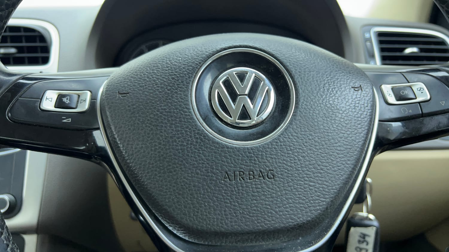 Used 2016 Volkswagen Vento Highline Petrol AT Petrol Automatic top_features Airbags