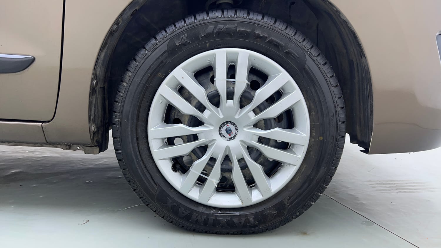 Used 2013 Maruti Suzuki Wagon R VXI Petrol Manual tyres RIGHT FRONT TYRE RIM VIEW