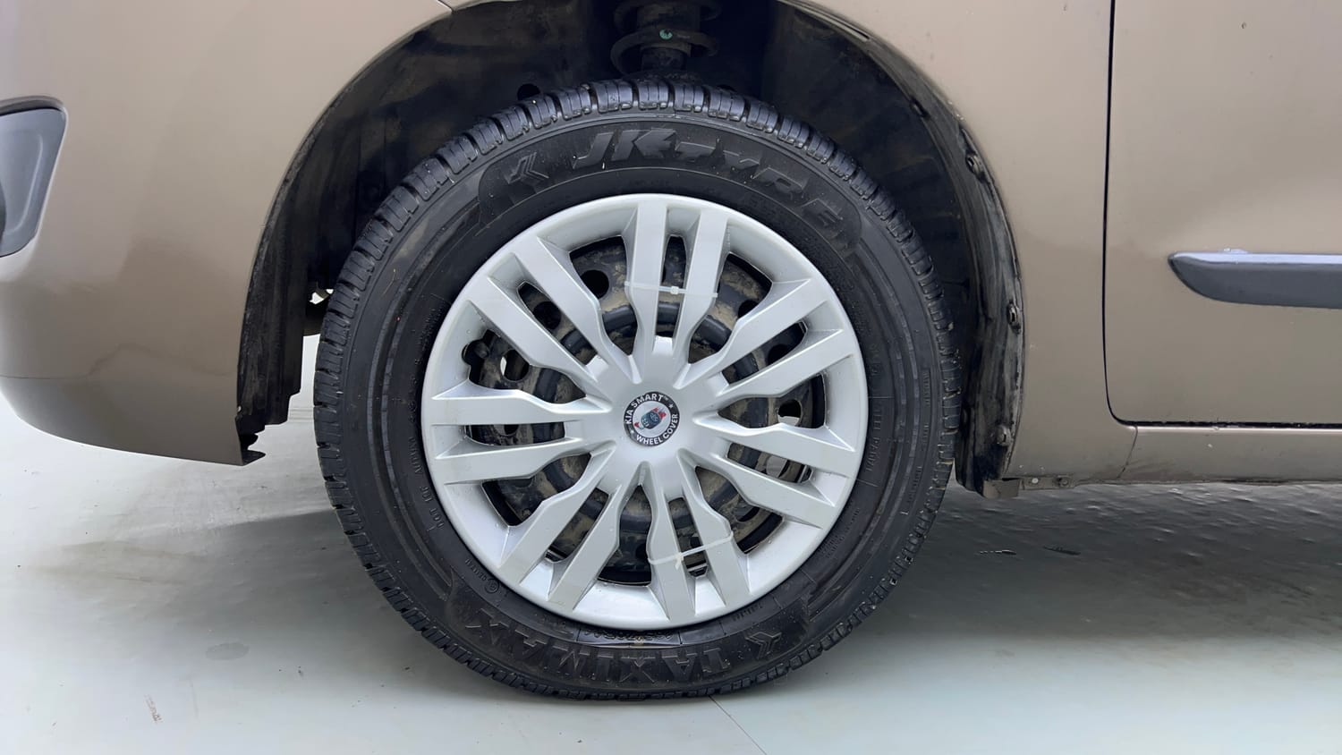 Used 2013 Maruti Suzuki Wagon R VXI Petrol Manual tyres LEFT FRONT TYRE RIM VIEW