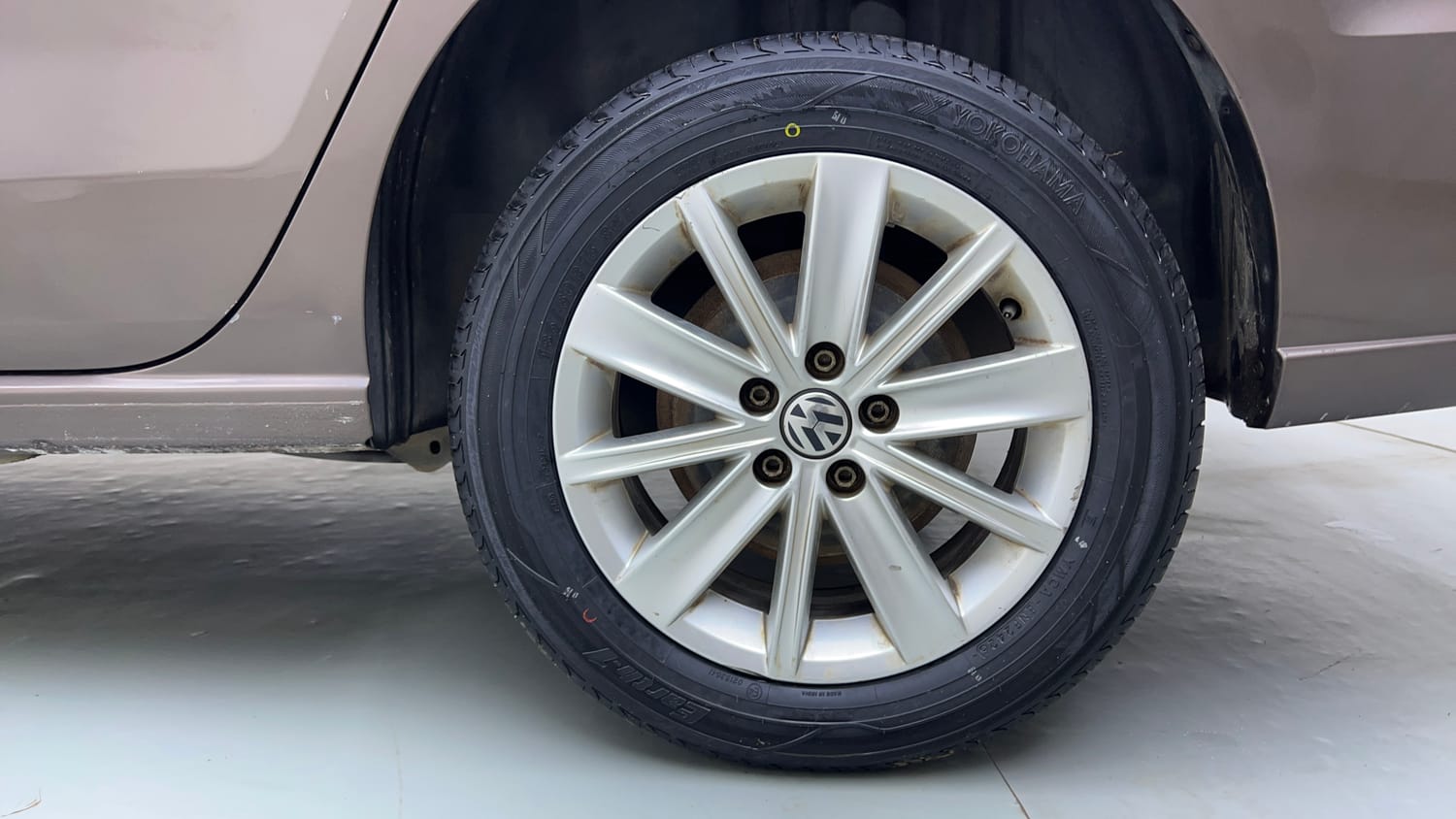 Used 2016 Volkswagen Vento Highline Petrol AT Petrol Automatic tyres LEFT REAR TYRE RIM VIEW