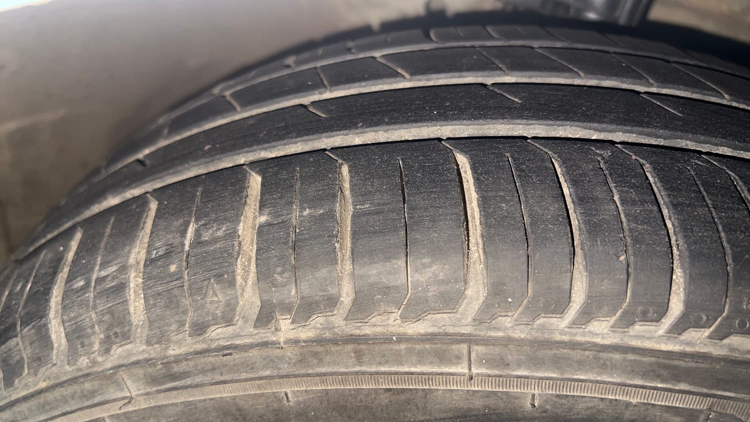 Used 2016 Maruti Suzuki Ciaz VXi+ AT Petrol Automatic tyres RIGHT FRONT TYRE TREAD VIEW