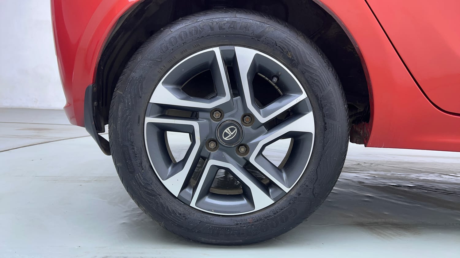 Used 2020 Tata Tiago XZA Plus Dual Tone Petrol Automatic tyres RIGHT REAR TYRE RIM VIEW