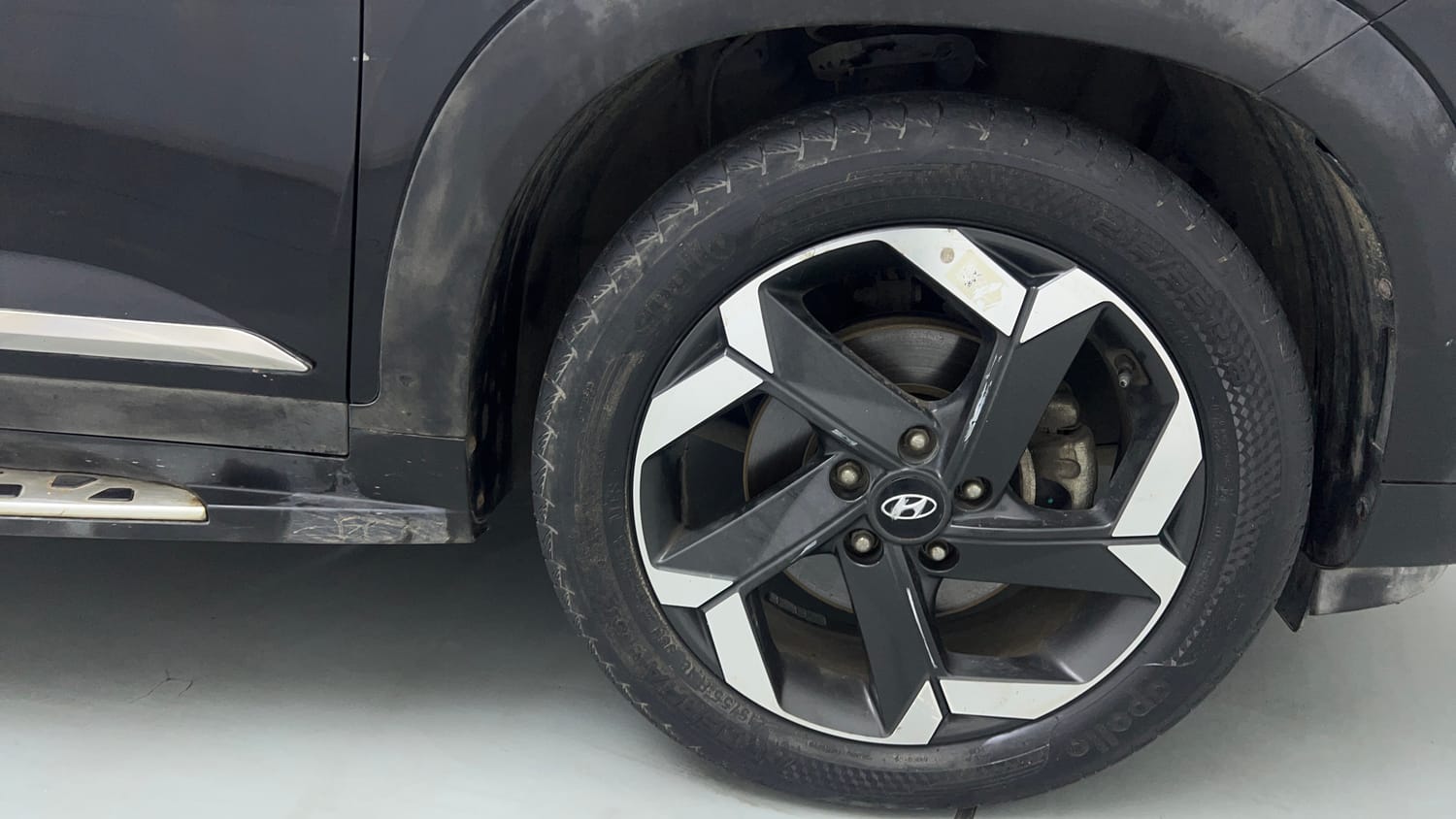 Used 2022 Hyundai Alcazar Signature (O) 6 STR 1.5 Diesel AT Diesel Automatic tyres RIGHT FRONT TYRE RIM VIEW