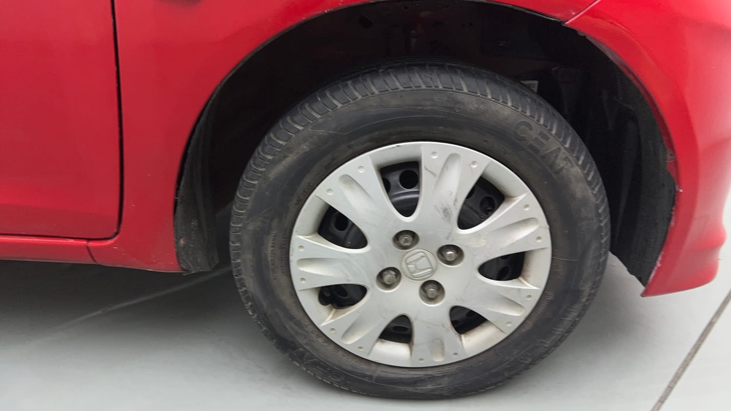 Used 2013 Honda Brio S MT Petrol Manual tyres RIGHT FRONT TYRE RIM VIEW