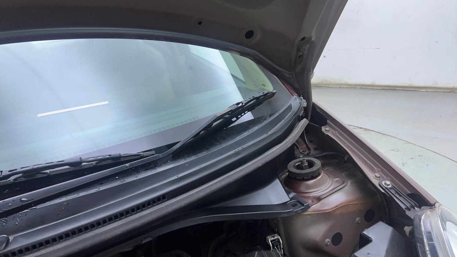 Used 2015 Honda Amaze 1.2 VX  (O)  i-VTEC Petrol Manual engine ENGINE LEFT SIDE HINGE & APRON VIEW